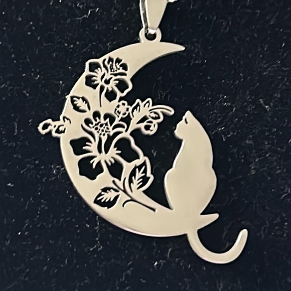 Moon and cat necklace - Picture 1 of 5